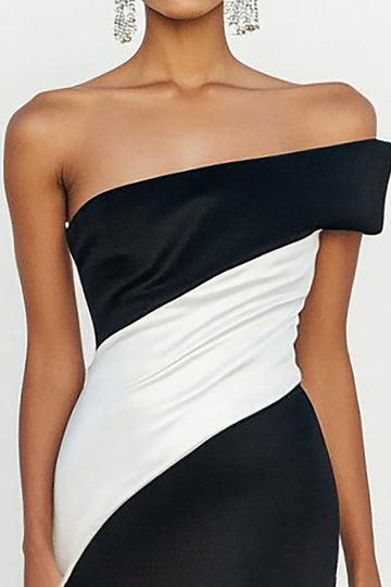 Robe longue formelle froncée en satin mat noir sans bretelles